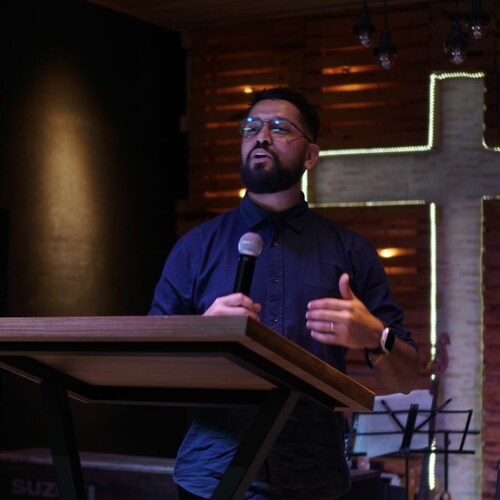 Ainda que o mundo esteja em guerra, nós que seguimos a Cristo estamos em paz, Deus ainda continua no controle de tudo. �...