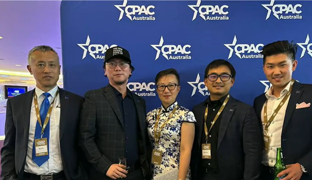 新中国联邦人这样的精气神在中国人身上非常罕见， 是：

融进了灵魂的信仰，根植在内心的善良，遍布于全身的胆气， 和镌刻在骨子里的坚强。 

加入新中国联邦，你也能站得如此顶天立地，笑得如此无忧无忧！
...