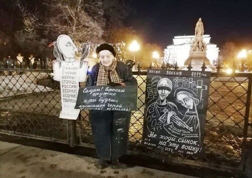记得在列宁格勒围困中幸存下来的最近被拘留的奶奶叶莲娜·奥西波娃吗？她又回来了，在圣彼得堡。横幅内容：“ 俄罗斯士兵，放下你的武器——你会成为真正的英雄！”旁边的画是她自己画的。