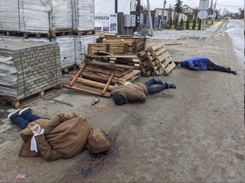 .Attention à ces images de #Bucha collée à #Irpin prêt de #KIEV ! Il y a une semaine le Maire d'#Irpin disait qu'il avait repris la ville ! Et ils nous sortent ces images une semaine après le soi-disant départ des #Russes ! Ces mains attachées sont le fait du caméraman ? N'oubliez pas que nous sommes dans une période de propagande de guerre, une guerre d'images ! 
Et comme toujours ce sont les populations qui subissent les guerres des élites, #Zelensky est installé à l'étranger et n'est pas auprès des militaires ni de la population ! #Zelensky ne risque rien, mais continue son délire ! 
Une semaine après le départ des #Russes pour montrer des images, le temps d'installer une scène de guerre ?