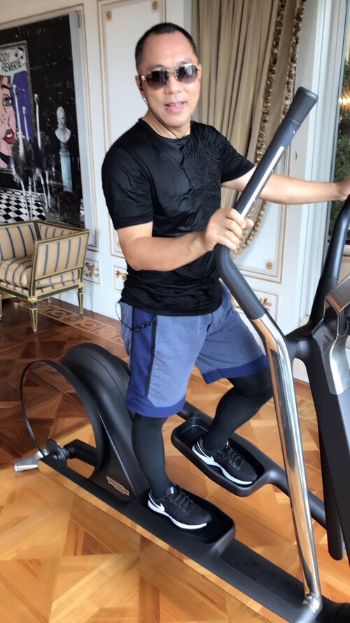 尊敬的推友们你们健身了吗？明天24号纽约早上9点．北京晚上9点文贵报平安直播．时间大约需要一个半小时！一切都是刚刚开始！  