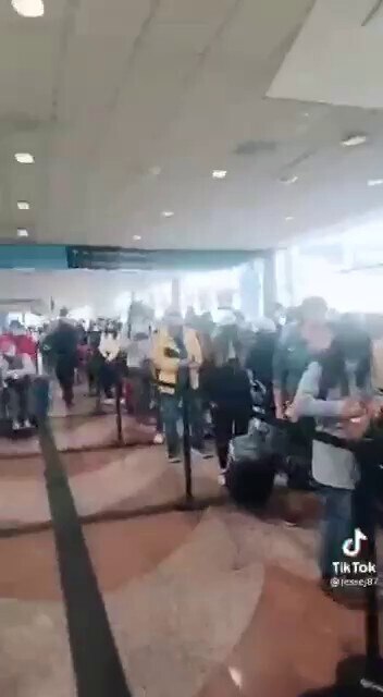 💥1分47秒视频💥： 丹佛机场。Southwest航空被取消大量航班，不是因为坏天气，因为坏天气怎么可能只影响这一个航空公司？拍视频的女士称取消航班是他们要掩盖飞行员因为强制疫苗而罢工的事实！
感...