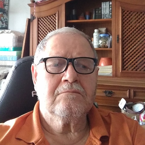 Um auto-didata convicto, em algumas áreas da ciência! Teimoso, não aceita a dificuldade, tem que resolver e aprender, mais e mais! Parar nunca, desistir jamais!