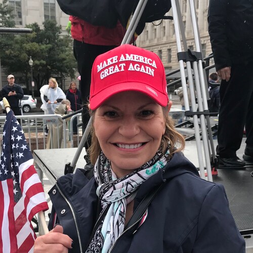 Marine wife, LEO wife, conservative. Proud Trump supporter 🇺🇸 #backtheblue! #prolife!