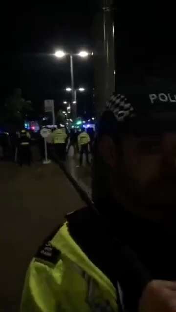 BROKEN BRITAIN: Stand-off between Muslim & Hindu Mobs in Leicester tonight, the eve of the funeral o...