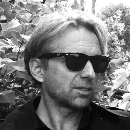 Världen går mot en psykos.
   Allt vi ser är olika sätt att hantera detta faktum.
   Korset i handen...