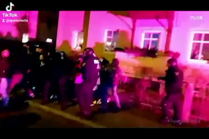 🇩🇪 Germany #CovidRegie
So-called police officer kicks walker in the back in Bautzen as he walks away. These images have become the norm in Germany.