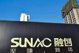 【融创内部人士：融创整体资金紧张，　所有员工停止年终奖！】

自去年“自掏腰包29亿”给 #融创中国 无息贷款后，最近， #孙宏斌 又提出了一个方案：给融创一笔打算展期的债券做担保，涉资40亿元。3月...