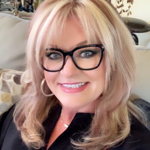 Grandma of 10…Texas Conservative, lover of Jesus, golf, guns and great  food.