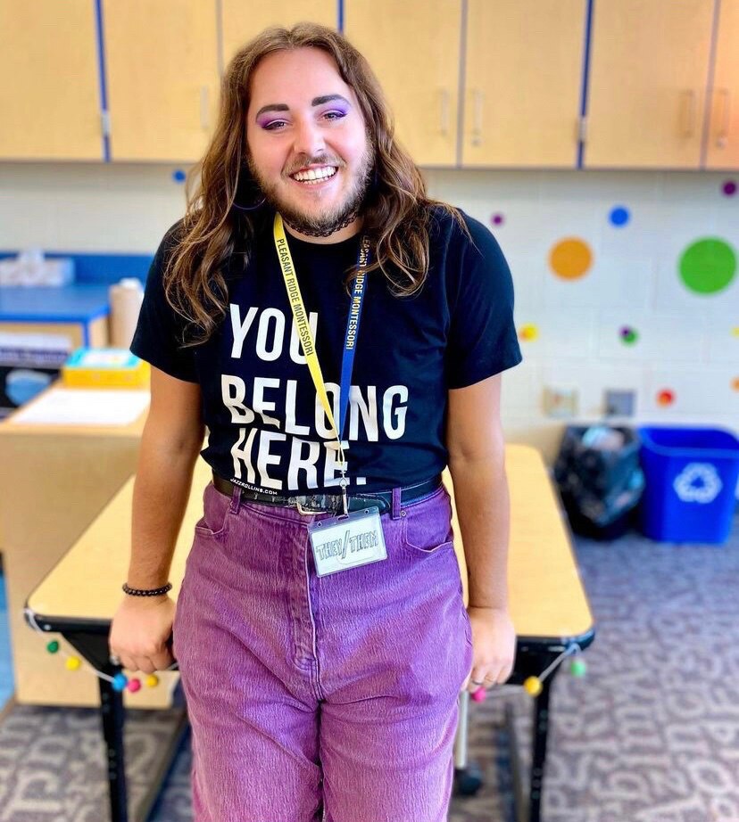 Si las nuevas “maestras” de tus hijos lucen así, búscale otro colegio.