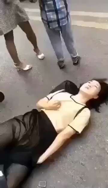 如此年轻骑个单车就突然中风倒地。疫苗災難！ 

