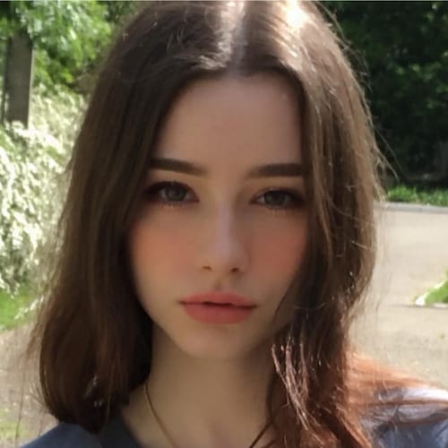 Я красивая милая зумерша, которая хочет поняшиться с анончиком под пледиком :3