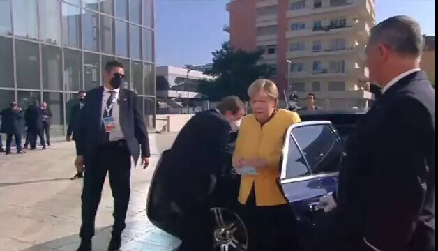 #G20Summit in Rome
#Merkel🇩🇪 and #Macron🇨🇵 show what the #masks are really about. It's purely a ...