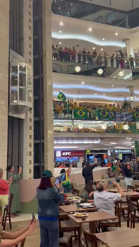 Agora em BH no shopping diamond mall uma oração pelo Brasil e Bolsonaro  

