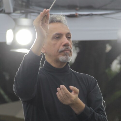 Doutor em Música. Diretor Artístico e Regente da Orquestra de Câmara Paulista. Gestor, Professor e pai do Benjamin.