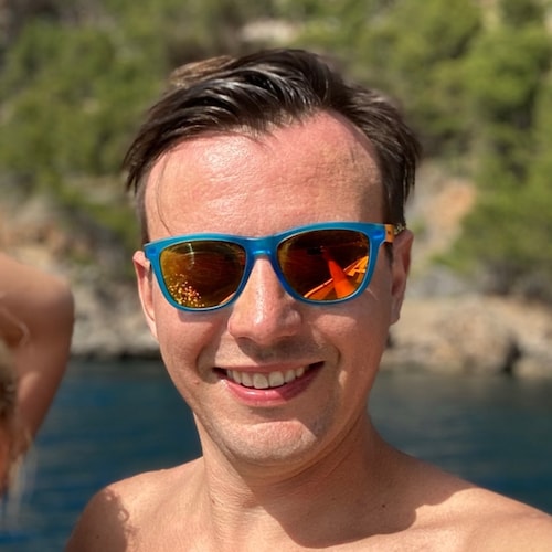 Online marketing expert. Driving business growth, one pixel at a time.