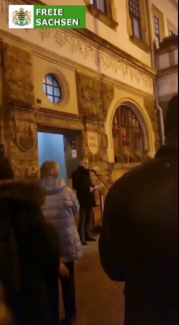 Oberbürgermeister von Freital solidarisiert sich mit Montagsprotesten! 

Der Freitaler Oberbürgermei...