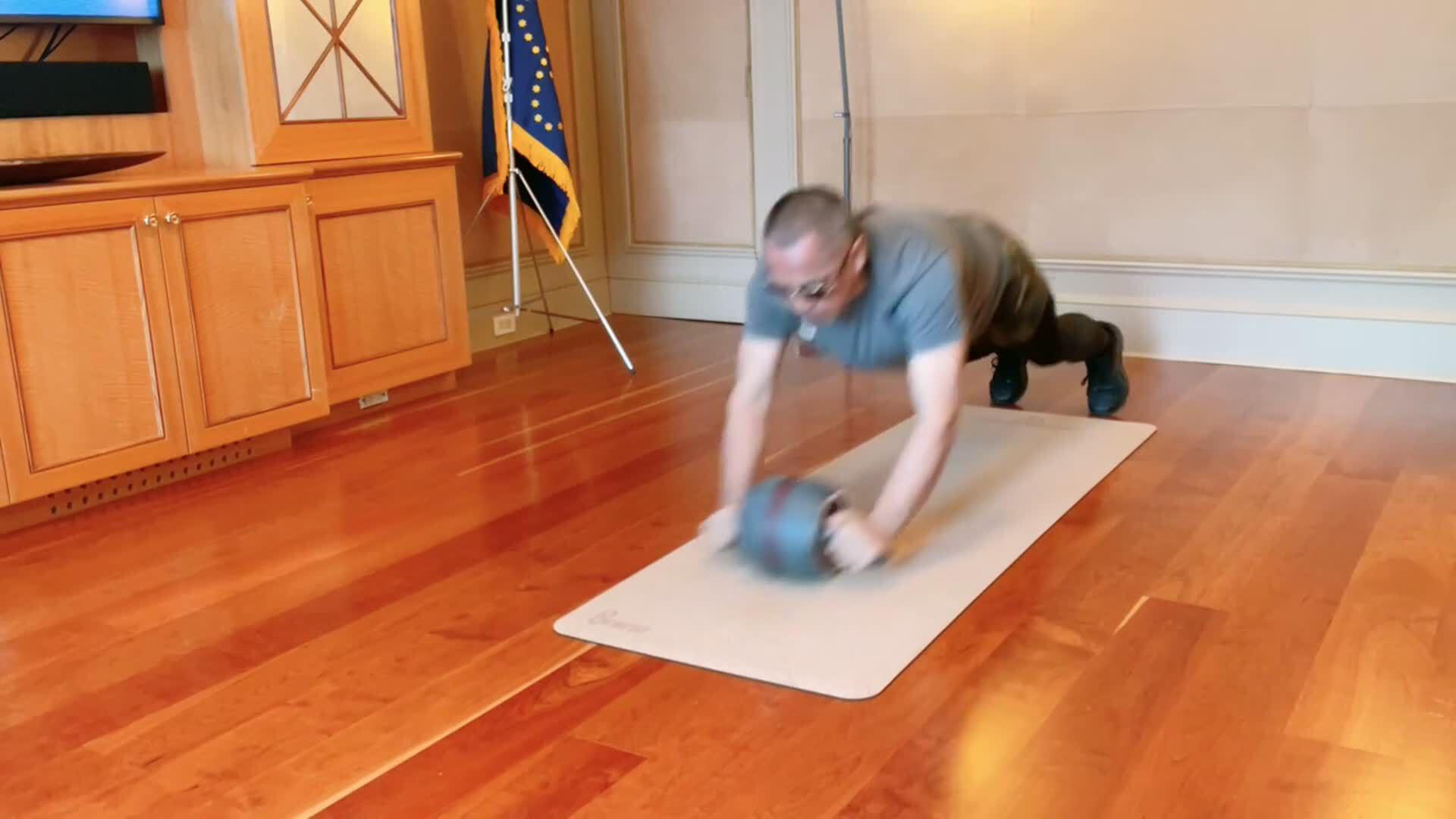 8月28：号尊敬的战友们好！你们健身了吗？传播C C P病毒．郑州人祸．香港危机真相了吗？