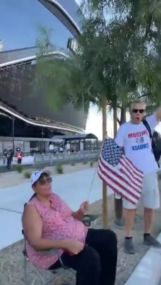 Jab mandate protest infront of Raiders stadium, Las Vegas. @realfrankierod 