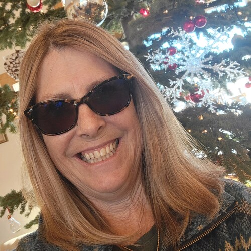 Grandma, cake decorator, lover of the outdoors. Christian ✝️