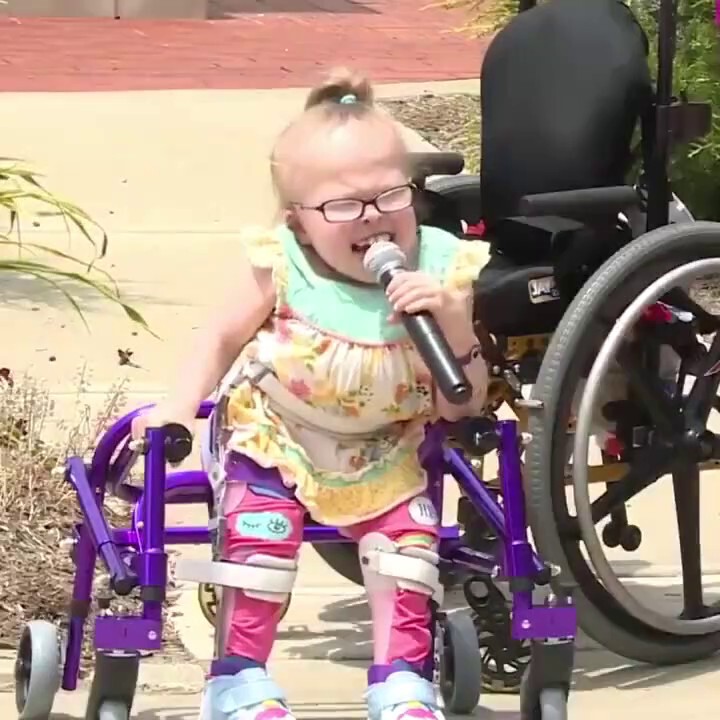 The Star Spangled Banner, done right.
Hope to see her at a Trump rally.
She is that special.
What a star she is.
God Bless America!!! 

