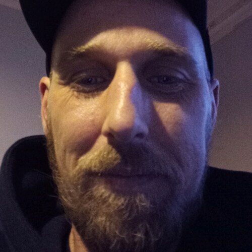 conservative ,dual nationality  British/American Dad with 6 kids and the most amazing wife you could ever imagine.