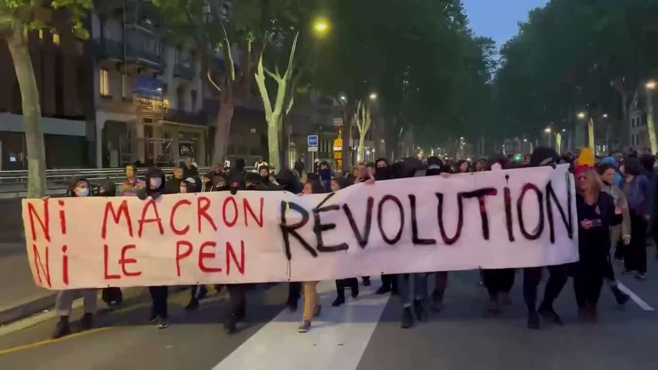 🇲🇫 Nach der Bekanntgabe der Wahlergebnisse bricht in den Straßen von Toulouse eine Demonstration a...