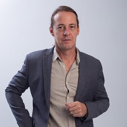 Marido de Camila, pai de João e Eva. Fundador da ABISSAL Capitalismo Saudável