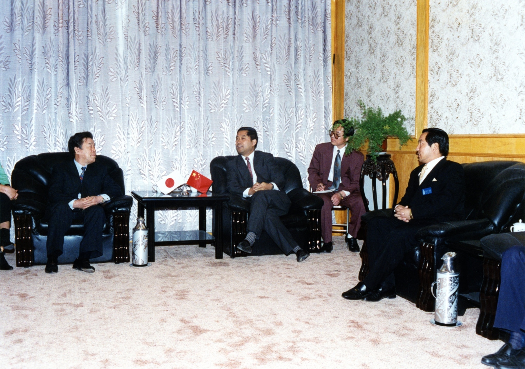  4月28日：作为河南省最大的外资房地产开发商．引进日本十几个国家投资的……最有实力的金融集团．与郑州，当时的市长陈易初会见了我！ 

