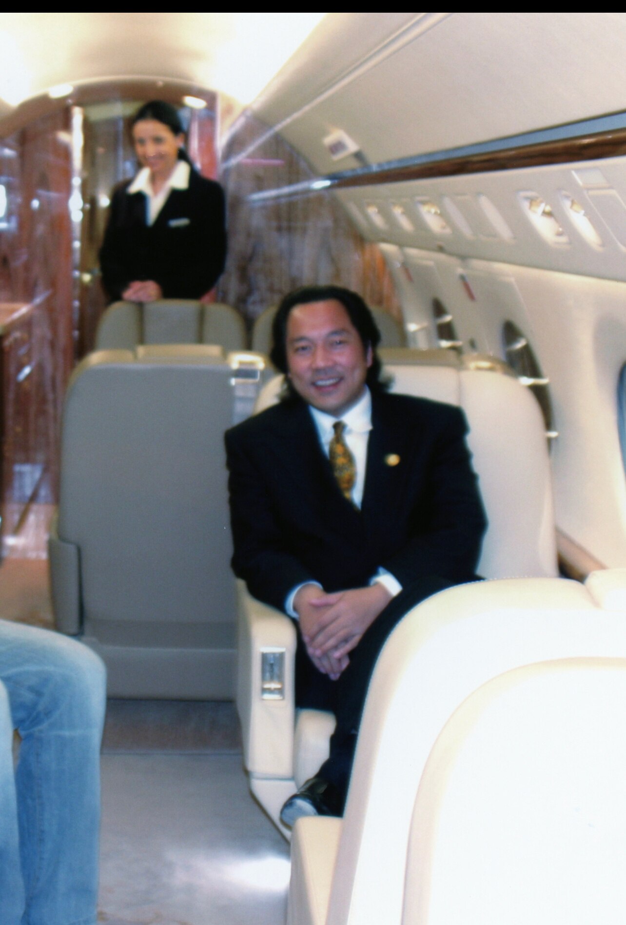  5月1号：应很多战友的要求拼命地找出了长头发时的照片．大家能猜猜？这是什么时间拍的吗？七哥用湾流飞机的时候，中国一架私人飞机都没有……