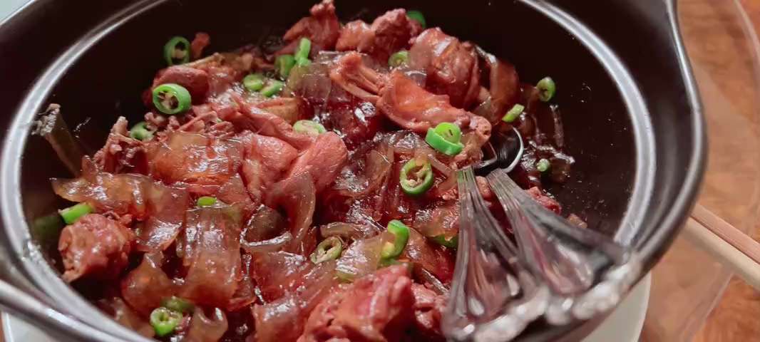 吃老鸡．粉条．炖蘑菇！准备看今天六点钟的飞飞秀……