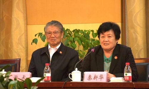 来帮 #秦刚 找爹妈？秦刚的爸爸是 #李铁映 ，李铁映的妈妈金维映是 #邓小平 的第二任妻子，父亲是 #李维汉 中共早期创始人之一； 秦刚的妈妈是 #秦新华 ，秦新华是 #博古 （秦宪邦）的女儿， 这...