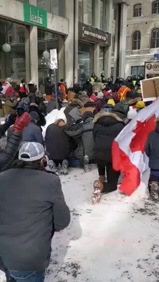 God bless our brave brothers & sisters ❤️❤️❤️🇨🇦🇺🇸 Ottawa protesters kneel in prayer as lines of ...