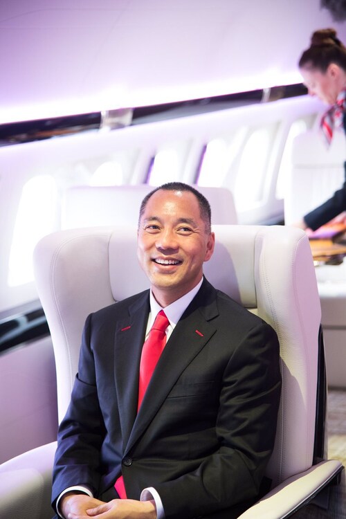 当我翻看我的相册图片时心情极为复杂……宋军老弟当时陪伴我验收我的空客319私人飞机…恍如昨日．他却被CCTV游街．他做错了什么了？而海航787姚庆却继续在空中飞行．飞呀飞的……这世界还有一点公平吗？宋...