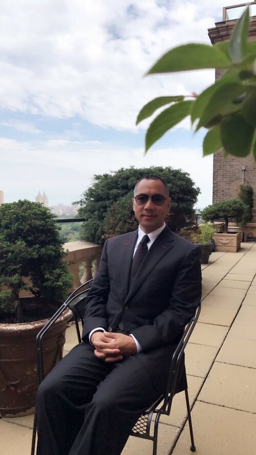 尊敬的推友们今天没有视频．我今天一天都要开有关基金的会．还要与律师讨论717直播文件！你们也要好好休息一下．国内推友早休息．让子弹飞一会儿！一切都是刚刚开始！  