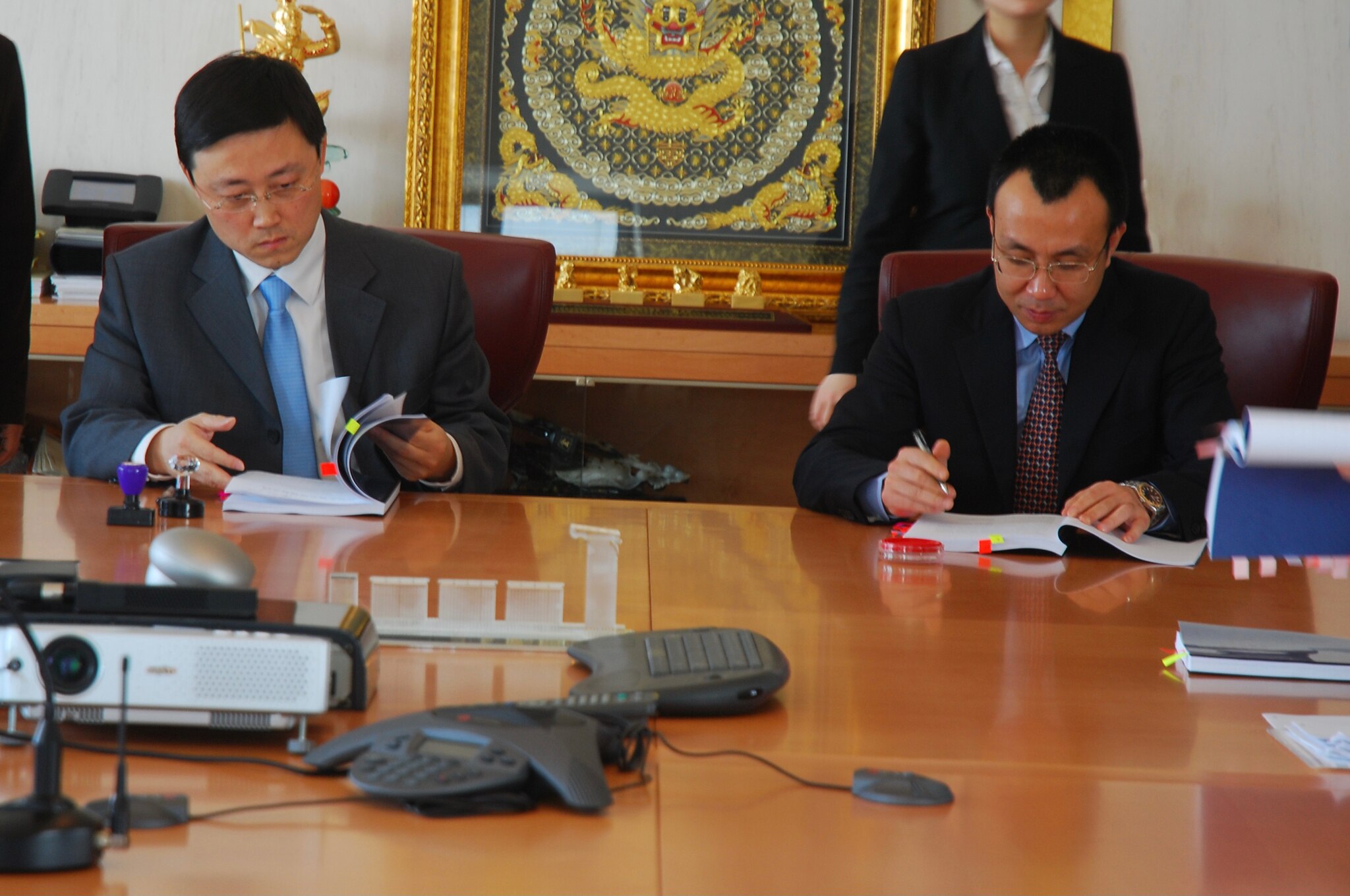 11月12日：这是当年北京政泉公司和北京保利公司的总裁刘平签合约的照片，刘平是个好人，另外在我这两张牵着手的照片的另一个人……她曾改变了我的命运。另外一张的照片是我人生中关键的时刻在郑州的办公室……这...