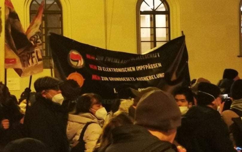 AntifA auch zwei Jahre nach Ausrufung der Pandemie immer noch unentschlossen, wen sie eigentlich mit terroristischen Mitteln bekämpfen wollen.