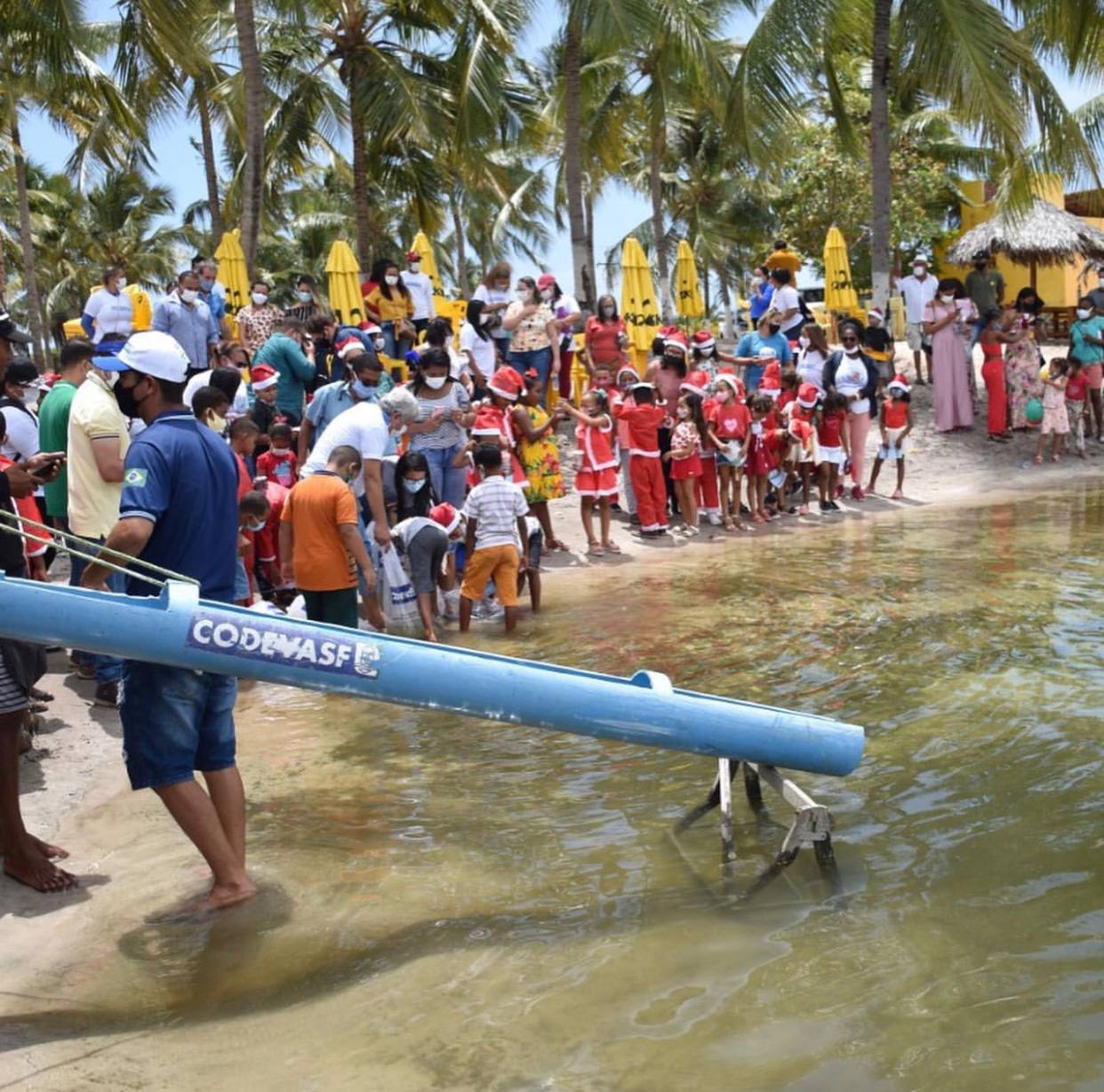 O Governo Federal realizou em dezembro mais uma ação de repovoamento de peixes, desta vez na Lagoa dos Tambaquis, situada na região litorânea de Estância (SE).

A iniciativa teve o objetivo de promover o controle biológico do caramujo hospedeiro da esquistossomose, para evitar a propagação da doença. Cerca de 50 mil alevinos de tambaqui foram lançados no local.

O uso do tambaqui para esse tipo de controle é um método de baixo impacto ambiental. A iniciativa protege a saúde dos usuários da lagoa e valoriza um importante ponto turístico do litoral sul de Sergipe.

O peixamento teve a participação de crianças estudantes para geração de conhecimento vivenciando o fato de preservação do meio ambiente.

Codevasf
Ministério do Desenvolvimento Regional