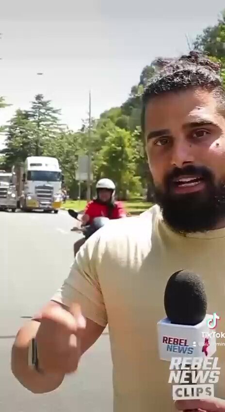  Australia is standing up to the mandates! #TruckersRule 
#RebelNews 

@ROHLL5 

