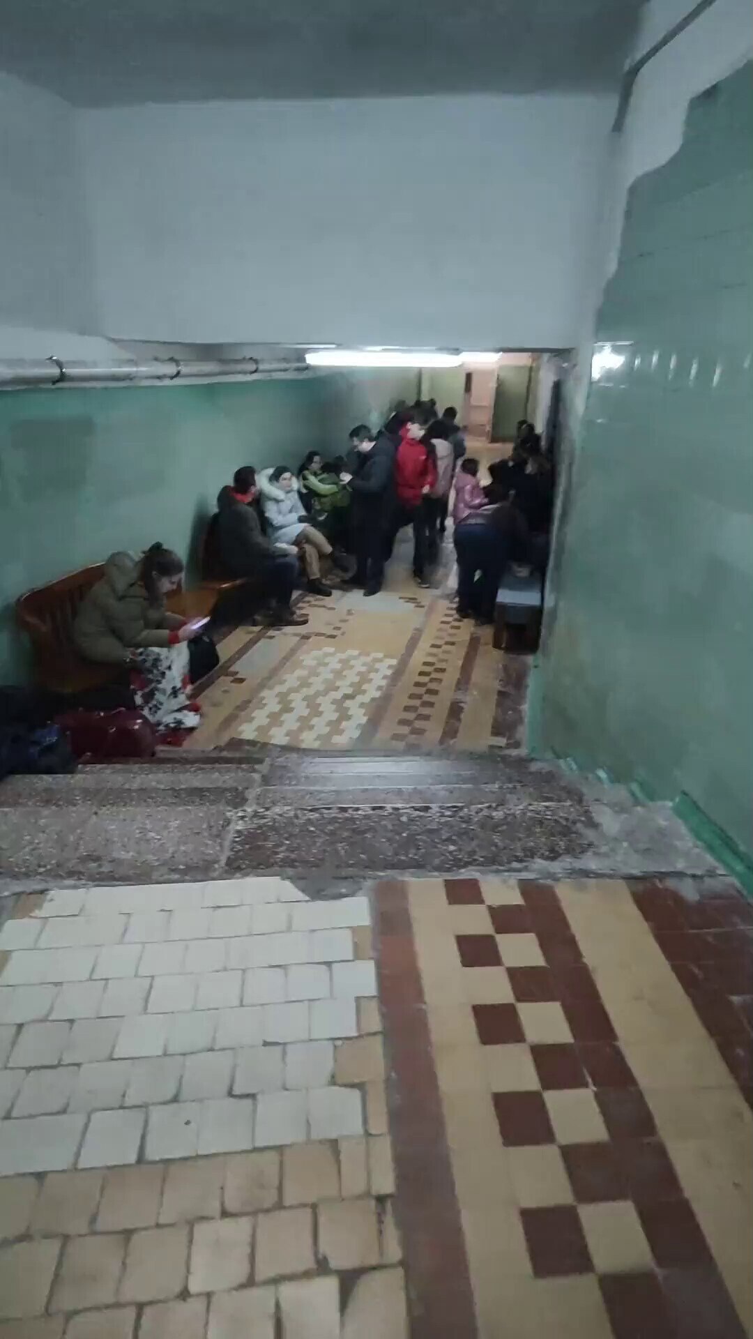 🌎乌克兰民众因俄罗斯对乌克兰的战争，哭诉不知道该去哪里，战争时，受苦的永远都是老百姓，世界只有干掉独裁，世界才得以和平
Because of #Russia's #war against #Ukra...