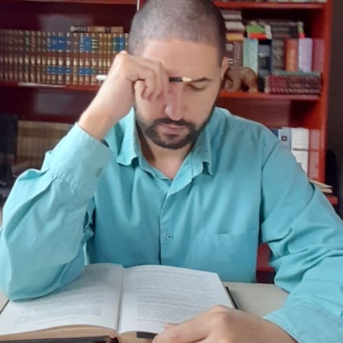 Dedico-me todos os dias à busca do conhecimento.