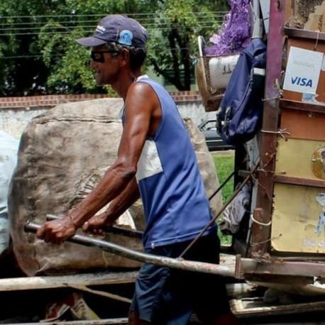 Reciclando a vida.
Puxador de carroça de papelão.
Formado em nada e leitor de tudo.
Indo a qualquer lugar e vindo de lugar nenhum.
Misósofo e dendroclasta.