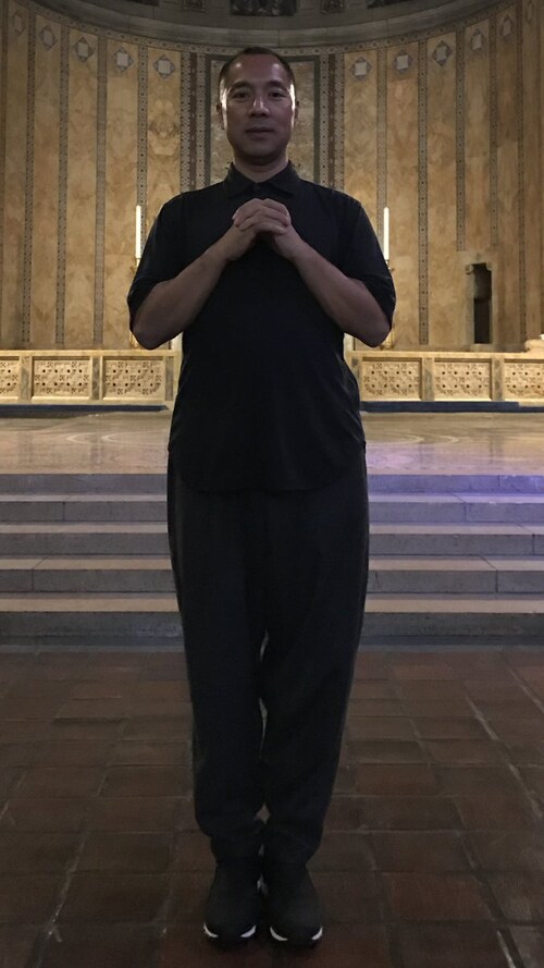 我刚刚去了教堂：我第一次为所有的推友祈福求平安．我将从今开始每次都要将推友们与我的祈福一起进行！我还与朋友一起边到中央公园快走边谈事情．她刚刚从国内回来．她看到了文贵爆料在国内疯了一样的传播着．讨论着...