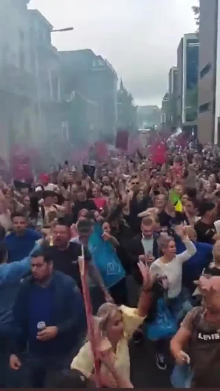 Netherlands anti Coronavirus tyranny protest was brilliant, the red signs says stay 1.5mtrs apart 😂...