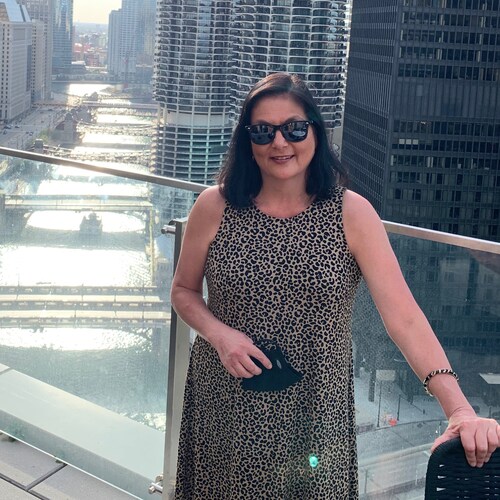 Mother of three beautiful daughters, Oregon Ducks football fan, crazy cat lady, overall a pretty good bean