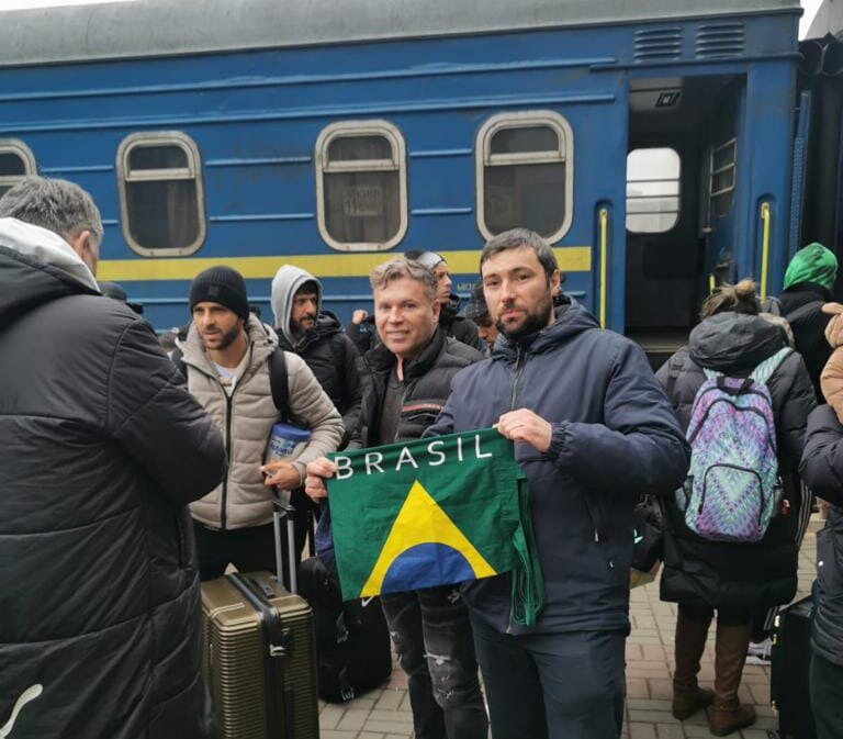 1- Um grupo de 39 pessoas (37 brasileiros e 2 uruguaios), que partiu de Kiev chegou à embaixada do B...