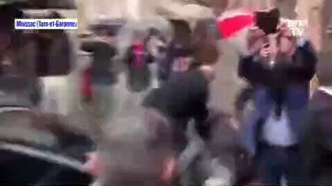 French presidential candidate Eric Zemmour hit with an egg by leftist.

Funny they call everyone who disagrees with them "fascists", yet they're the only ones who use violence and lies against political opponents.