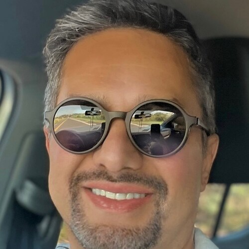 Sou médico, casado, pai de dois filhos e crente em Deus.