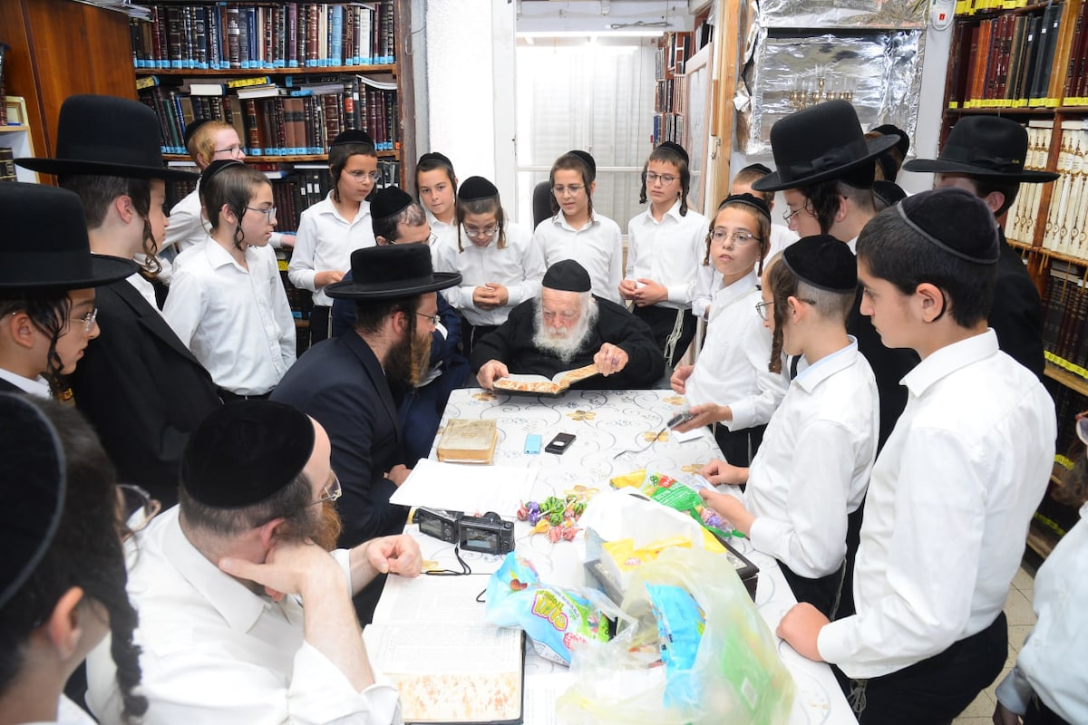 ✡️ — PHOTOS: The Sar Hatorah Hagaon Reb Chaim Kanievsky Shlita, Farhering children at his home in Bn...