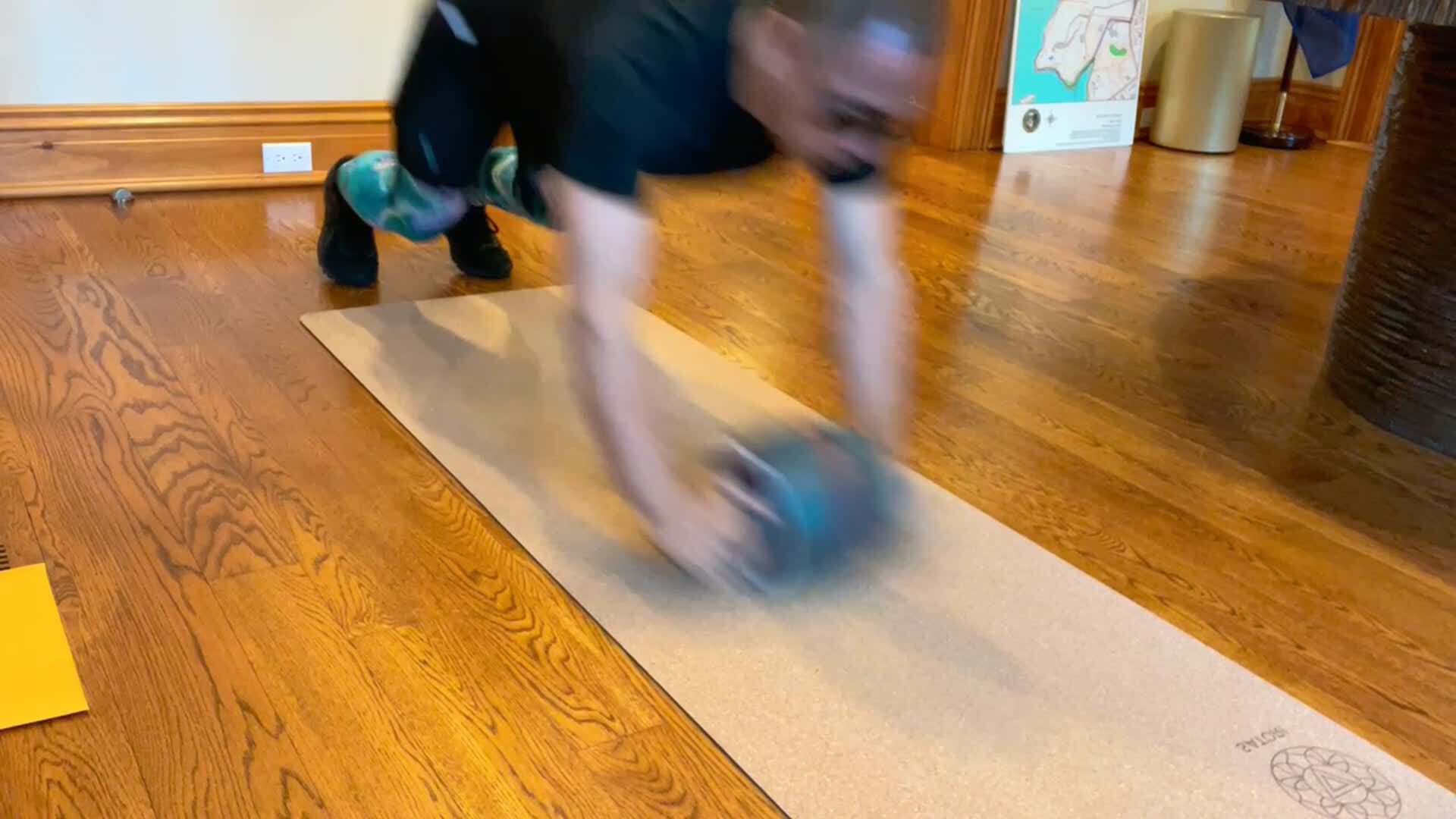 8月23号：尊敬的战友们好，你们健身了吗？传播郑州人祸．香港危机．C C P病毒真相了吗？